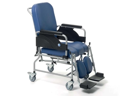 Кресло-коляска с санитарным оснащением пассивная на колесах 9303 (шир. сиденья 43 см)
